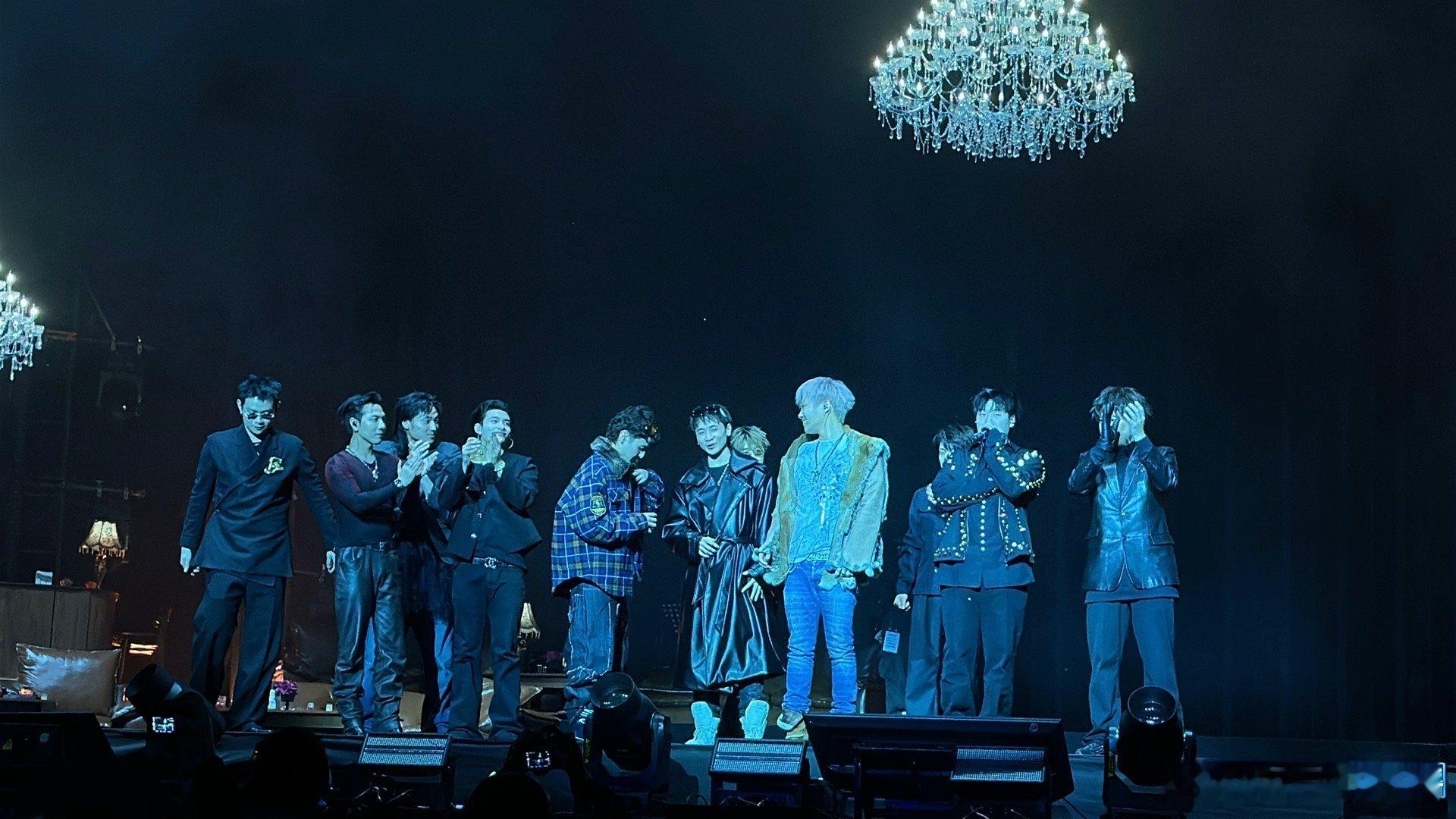 capper演唱会舞台像早高峰 真的被的舞台震撼到了！谁家演唱会像Capper，