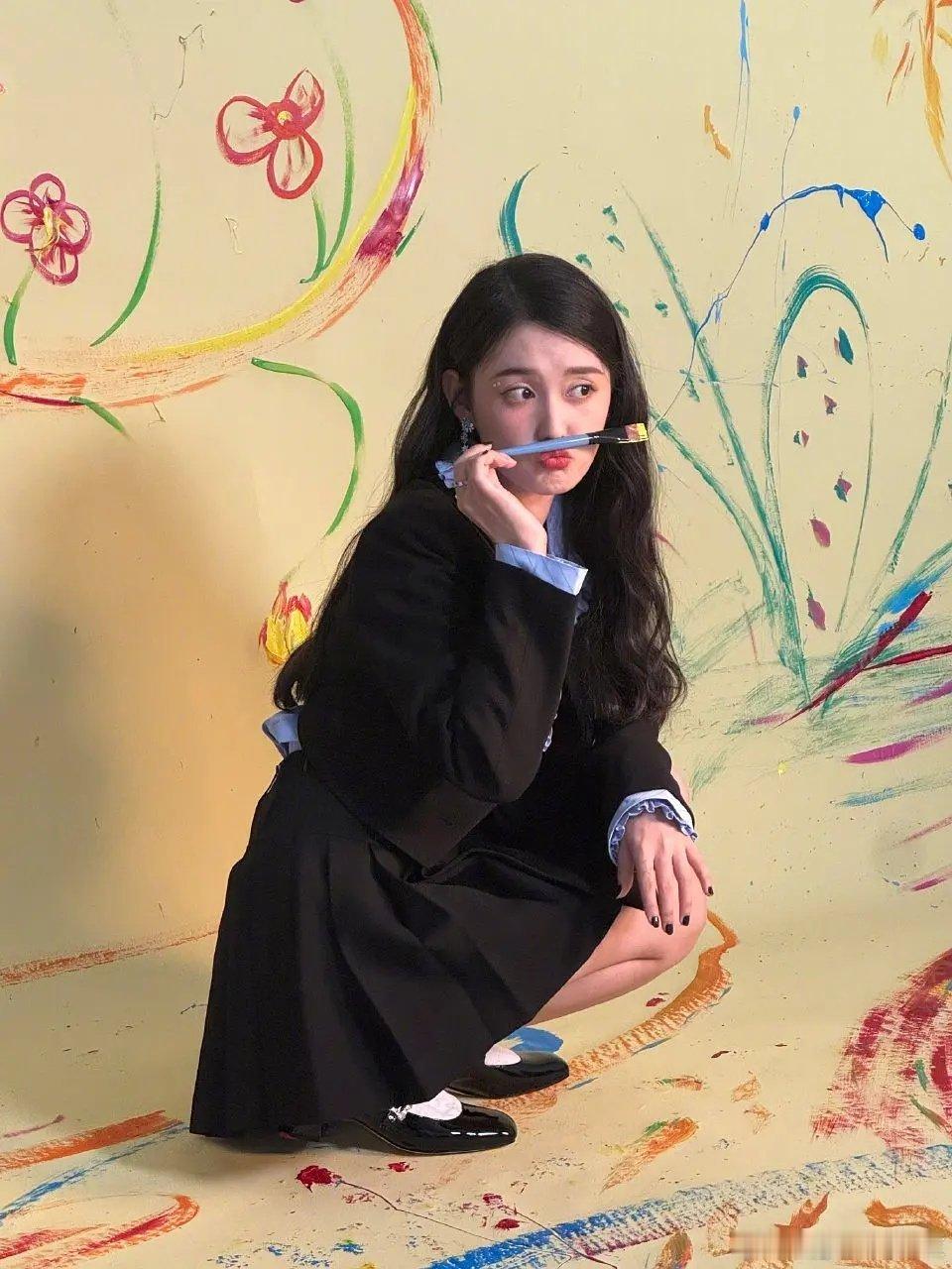 蒋依依这样的装扮才是适合她的呀，感觉这种青春女大的风格真的很合适她 ​​​