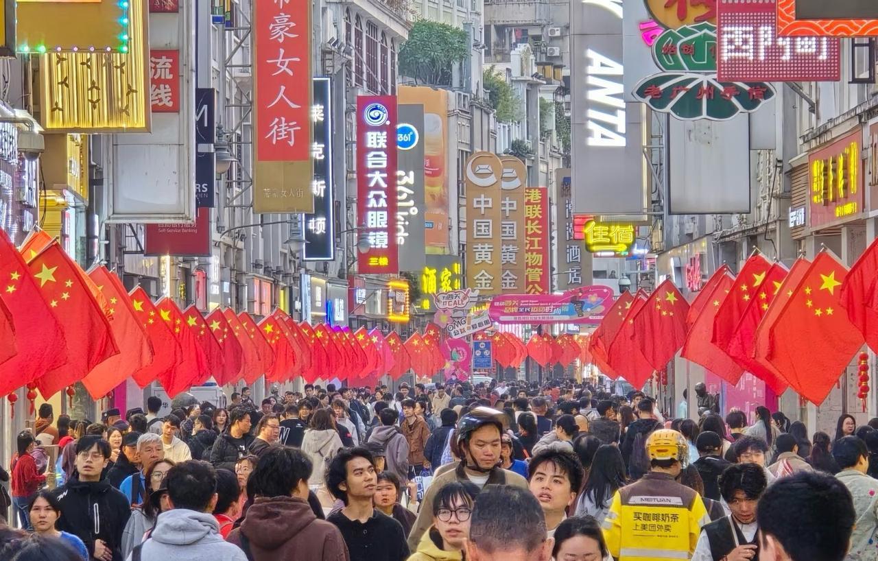 29日实况｜广州上下九：新年氛围提前拉满
为迎接新年，广州上下九步行街已提前换上