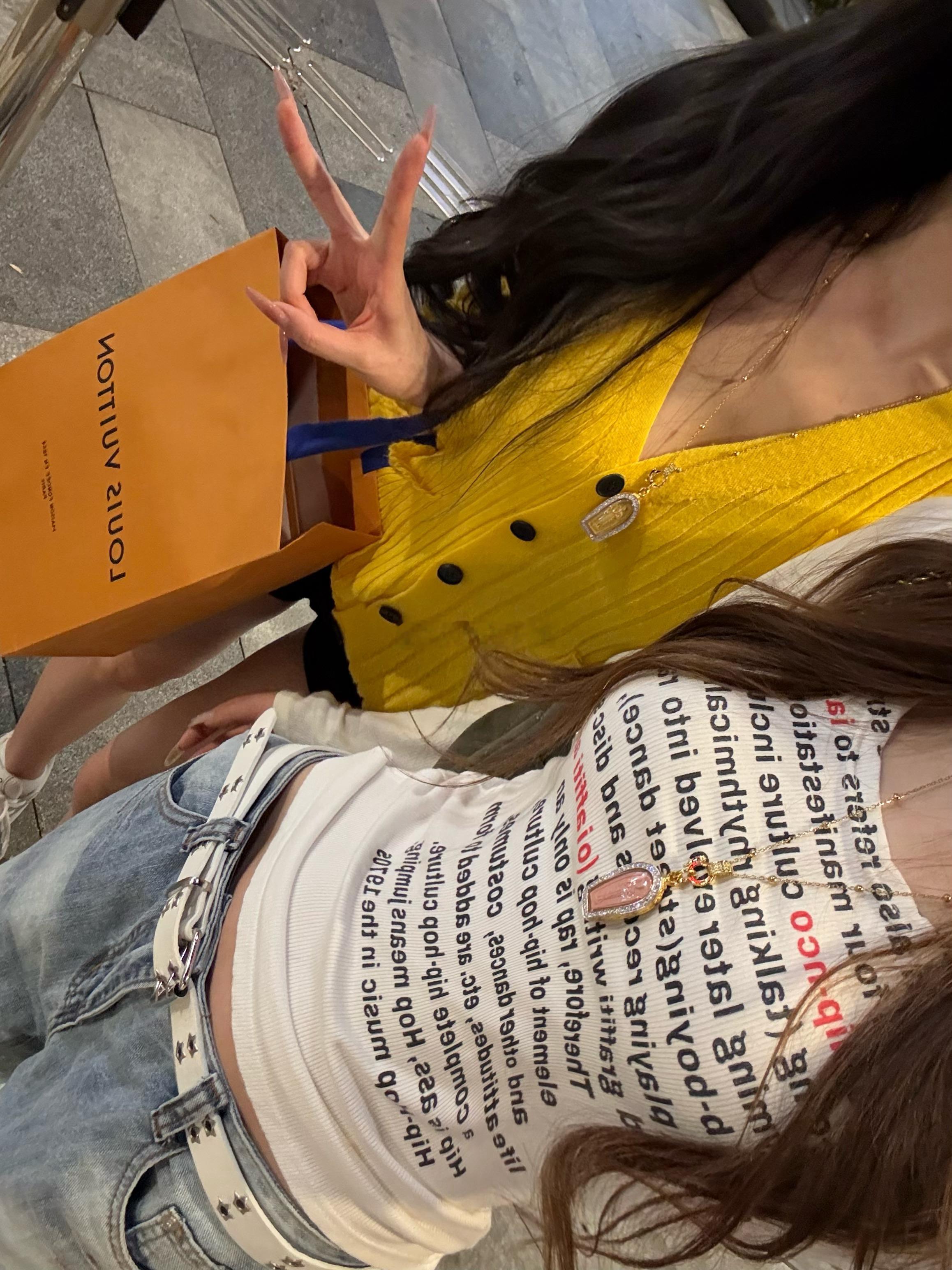 我们这儿的憋老仔 脖子上喜欢戴佛牌 ​​​