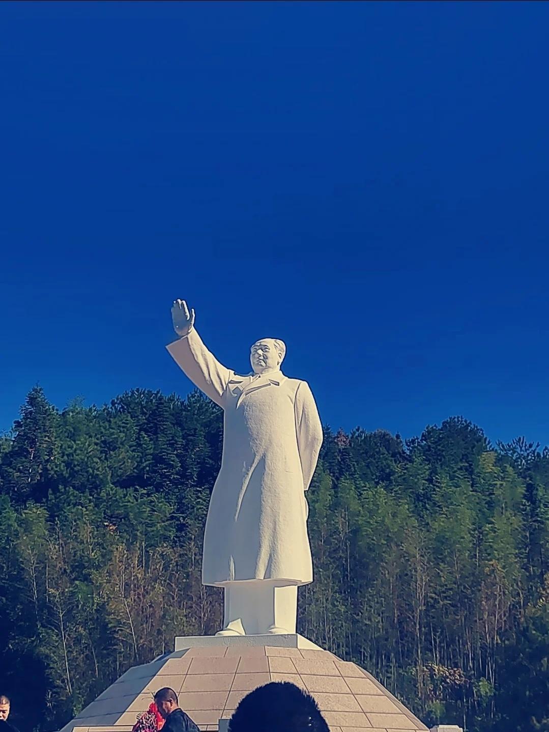 他老人家很有才，近似于神，但也存在问题，这是个大矛盾，错综复杂的矛盾集中在一起了