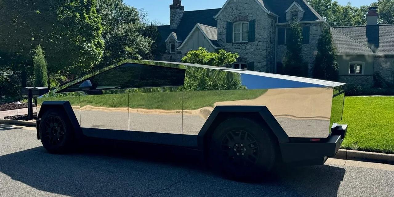 美国密苏里州乔普林市的一位 Cybertruck 车主将他的不锈钢卡车抛光到镜面