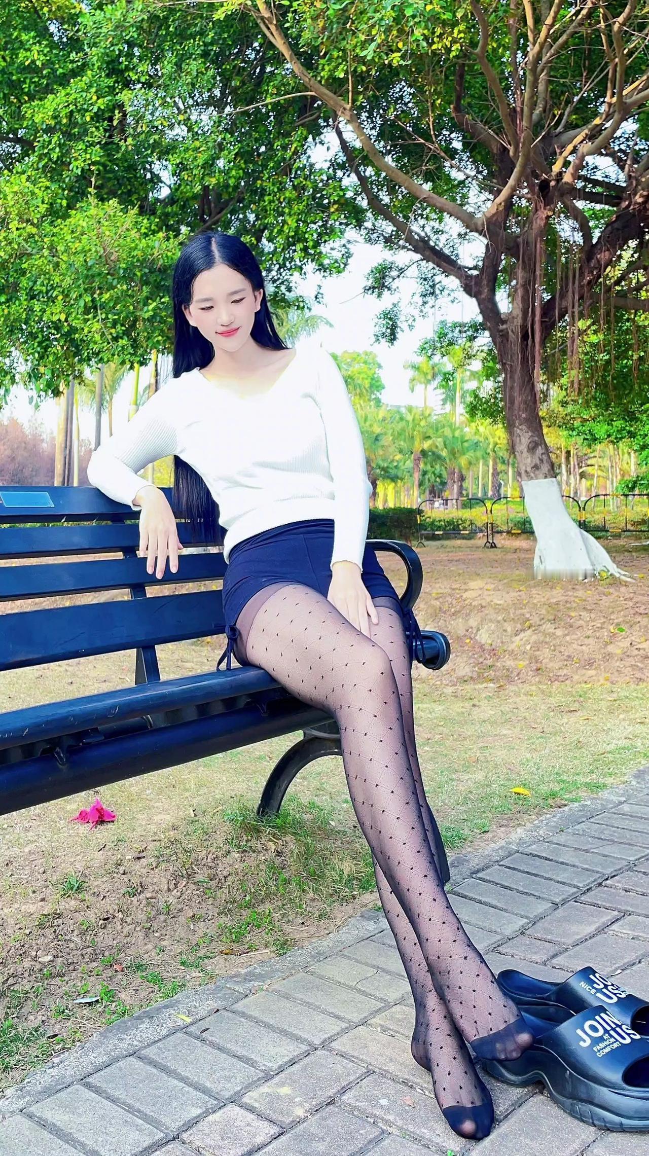 破碎的情绪可以用猫咪来治愈。是我们无法交谈，却每一天都在治愈。黑丝 美女 波点袜