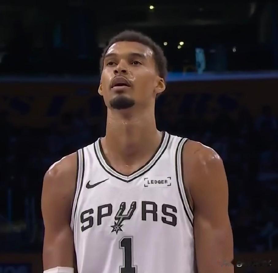 逆转取胜！！！
马刺主场134-132拿下尼克斯，这3位首发球员的表现是获胜最大