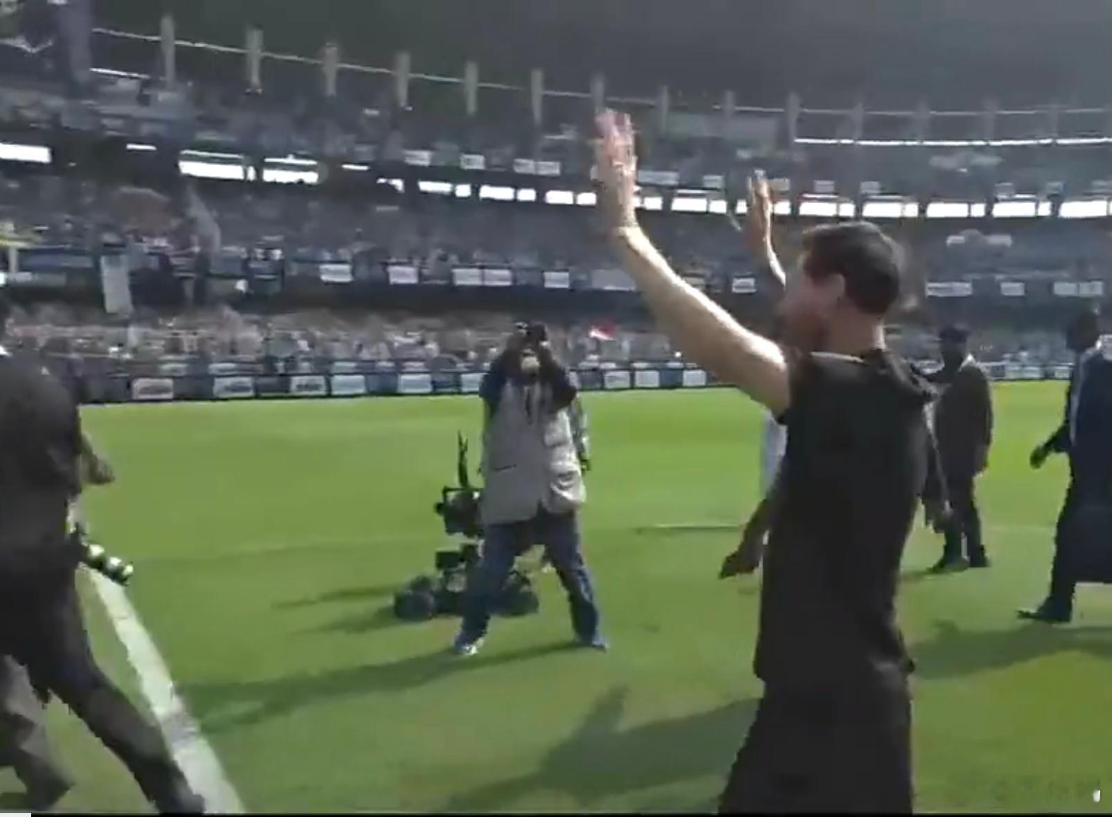 梅西印度活动只待10分钟球迷怒砸场梅西印度行闹剧收场就印度这管理水平还想办奥运？