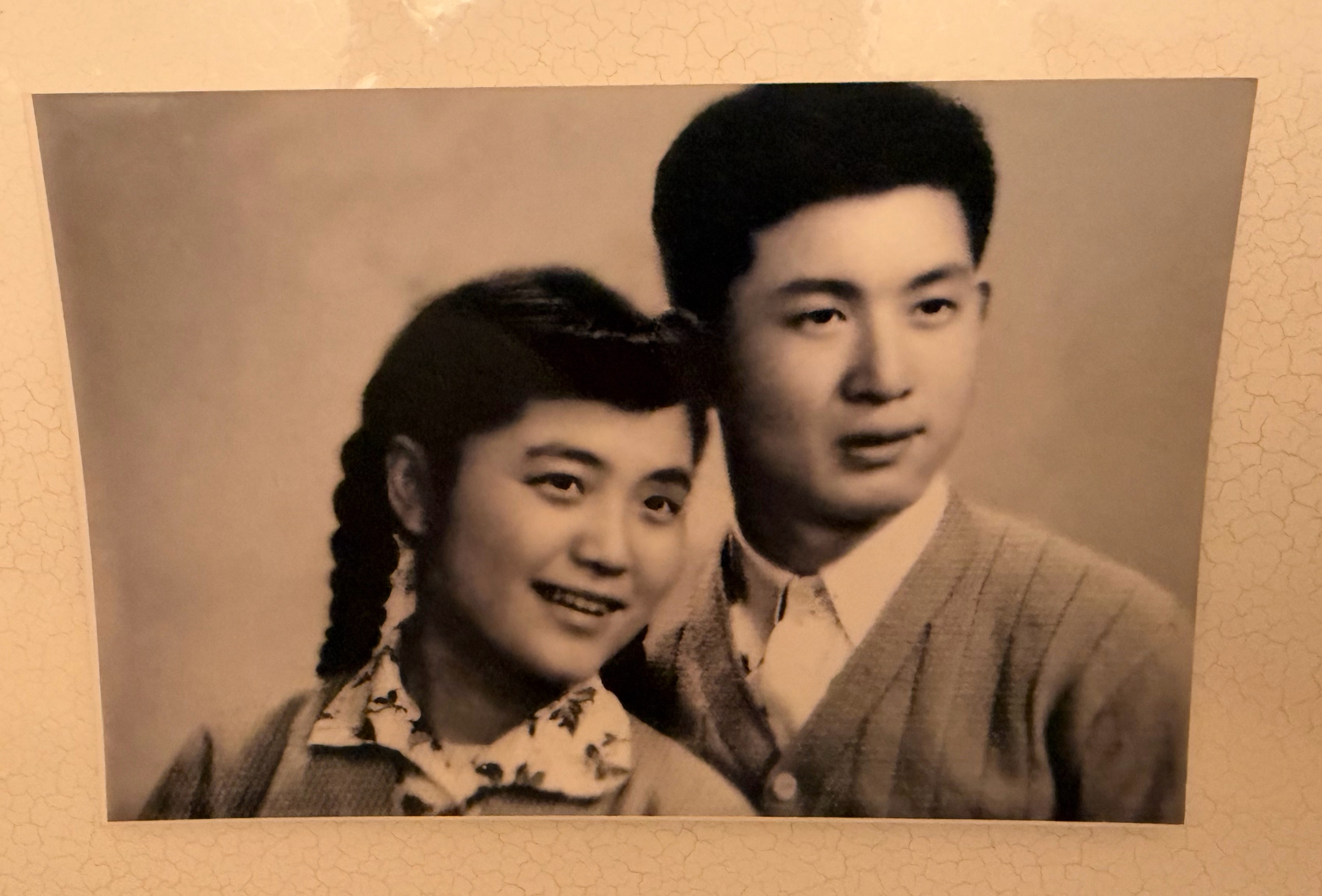 刚刚整理到的。绝无AI，1959年原版老照片，当时上海的像馆拍摄。那时，他们刚刚