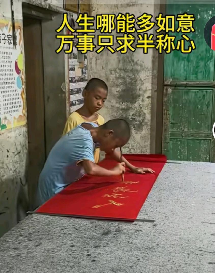 十岁左右神童写的字，让许多所谓书法家自叹不如吧！
   别的不说，光百龙和百福，