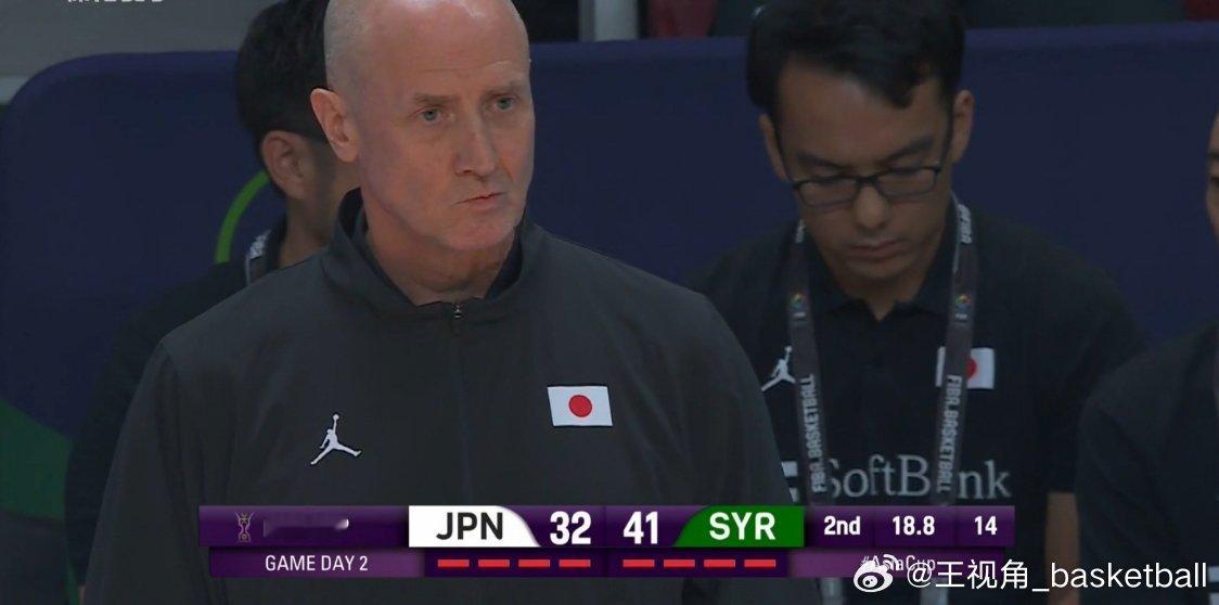 没有判罚照顾，日本队在进攻端陷入挣扎，矮小的锋线无法给球队防守端带来帮助，上半场