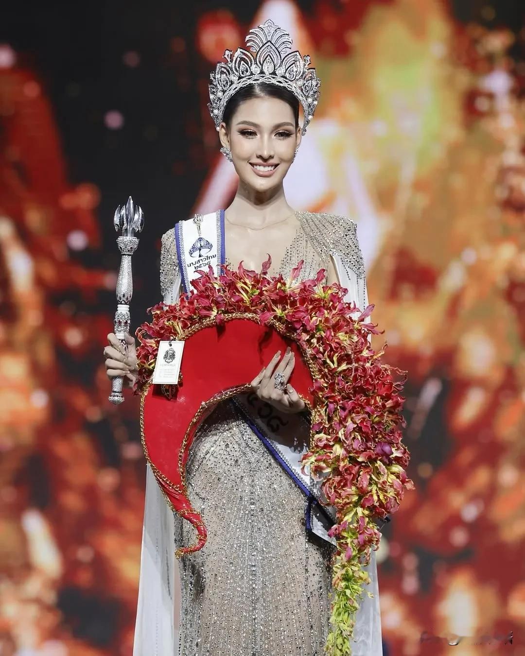 这位美女在男友去世后被加冕为小姐。

Mooham Chotnapa Kaewj