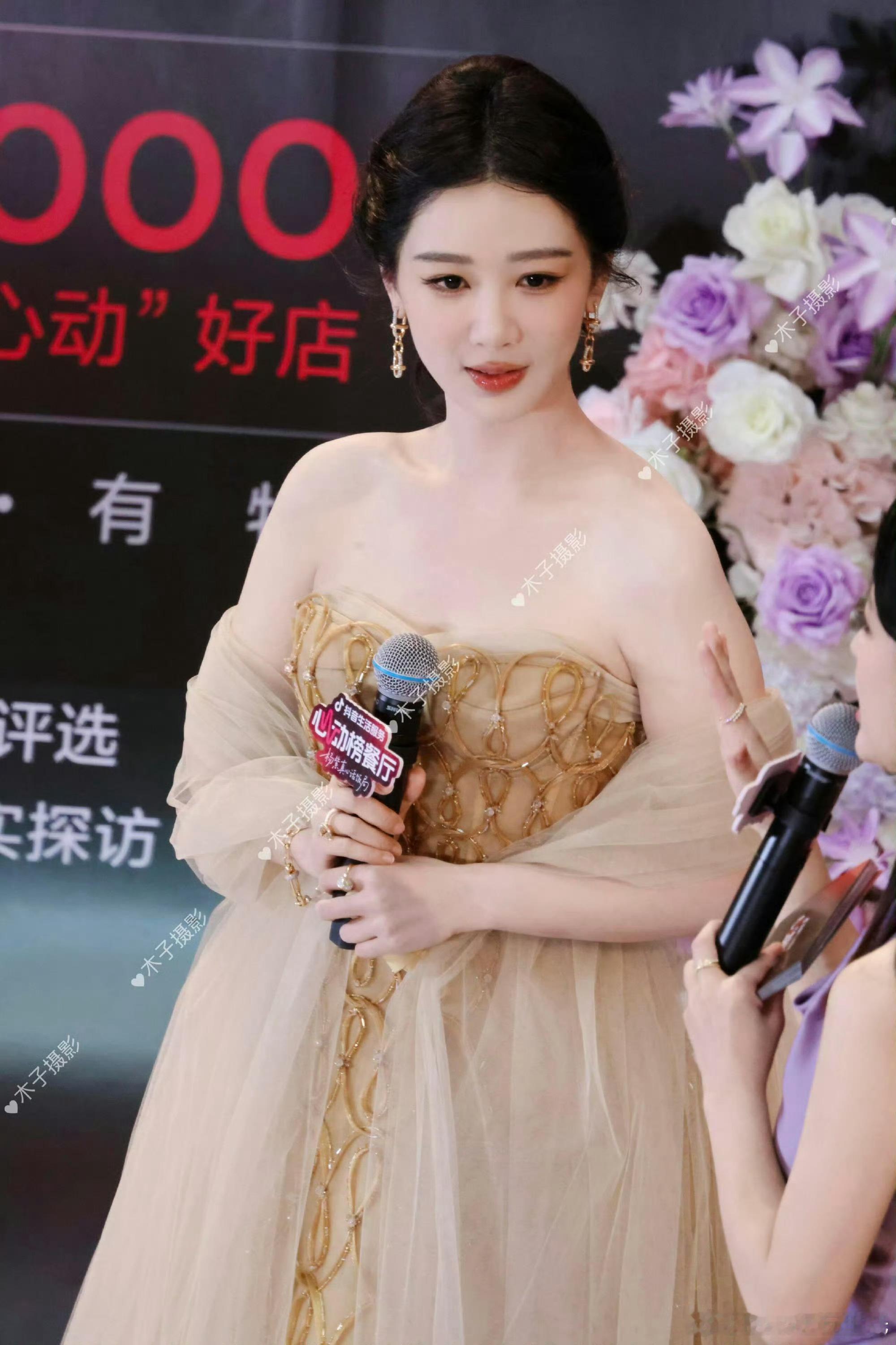 抖音找她做那什么美食推荐确实挺明智的一看就吃的很好