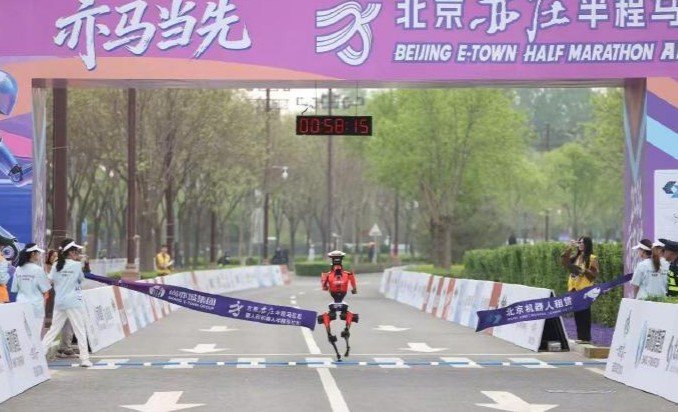 【机器人跑得比人快了】又是一年人形机器人马拉松。今年，机器人终于跑得比人快了。2