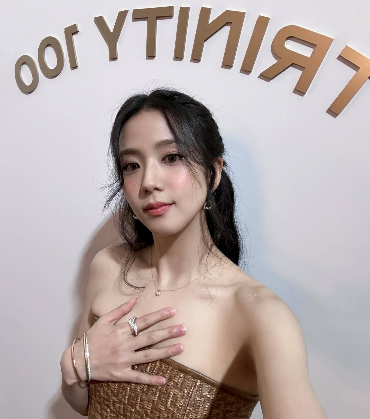 Jisoo ins更新🤎 ​​​