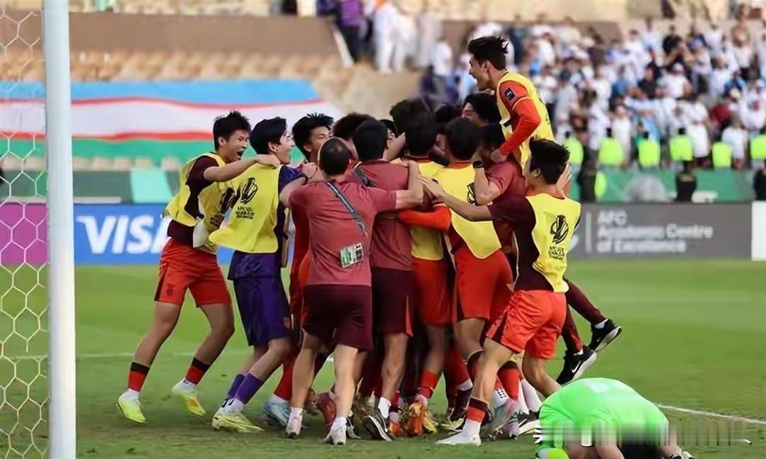 U23国足点球5:3战胜越南继续创造历史进入决赛！对手射飞一个，李昊扑出一个！哈