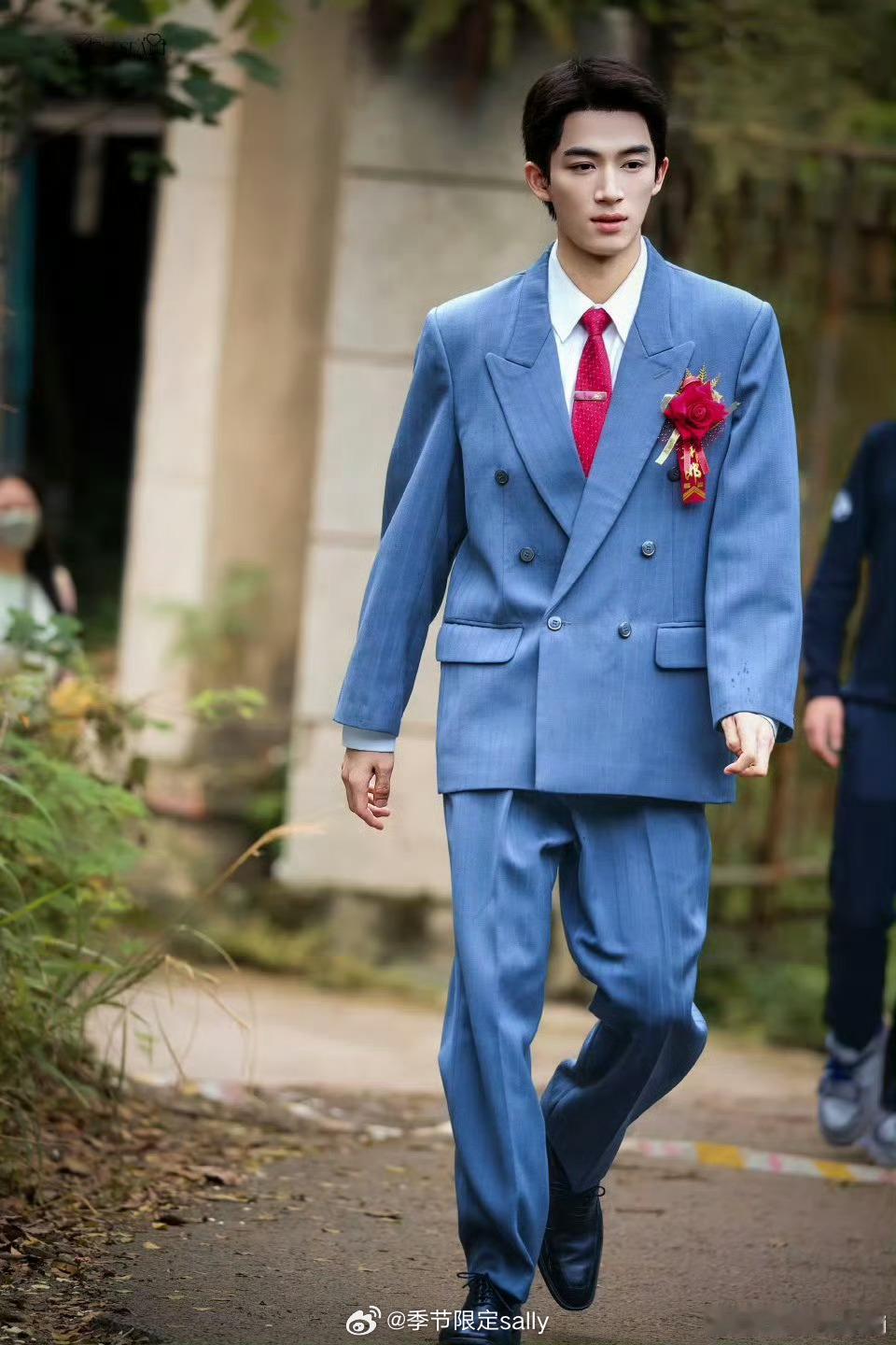 王星越《暴虎冯河》新郎装路透，80年代感💯 ​​​