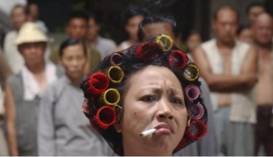 2004年，《功夫》投资1.4亿，“包租婆”元秋叼着一根烟陪师妹试镜，因为等的时