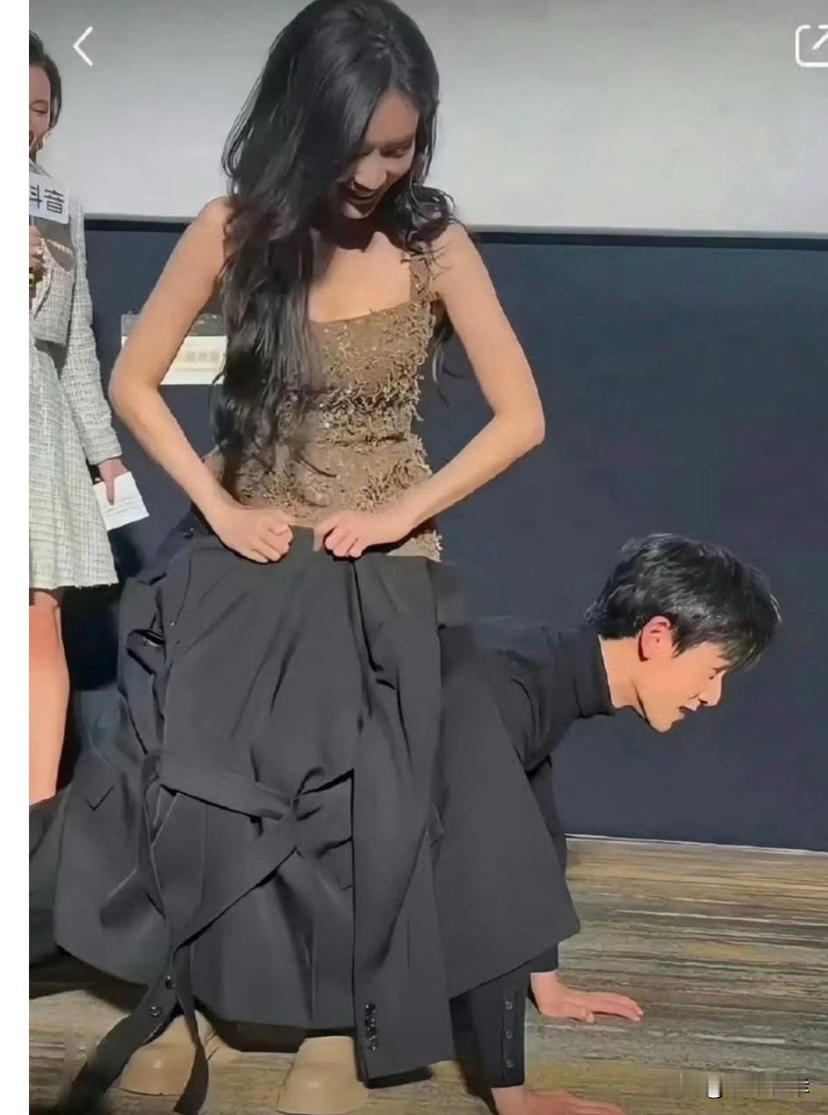 看了画面总算明白李昀锐不少粉丝脱粉的缘由。他和孟子义的CP营销确实过火，李昀锐趴
