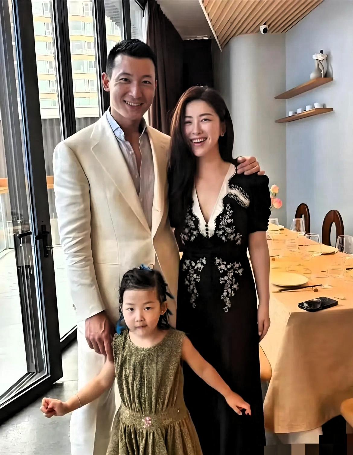 查了一下朱珠的老公，
真是不查不知道，
一查才发现，原来他老公压根不是大家以为的