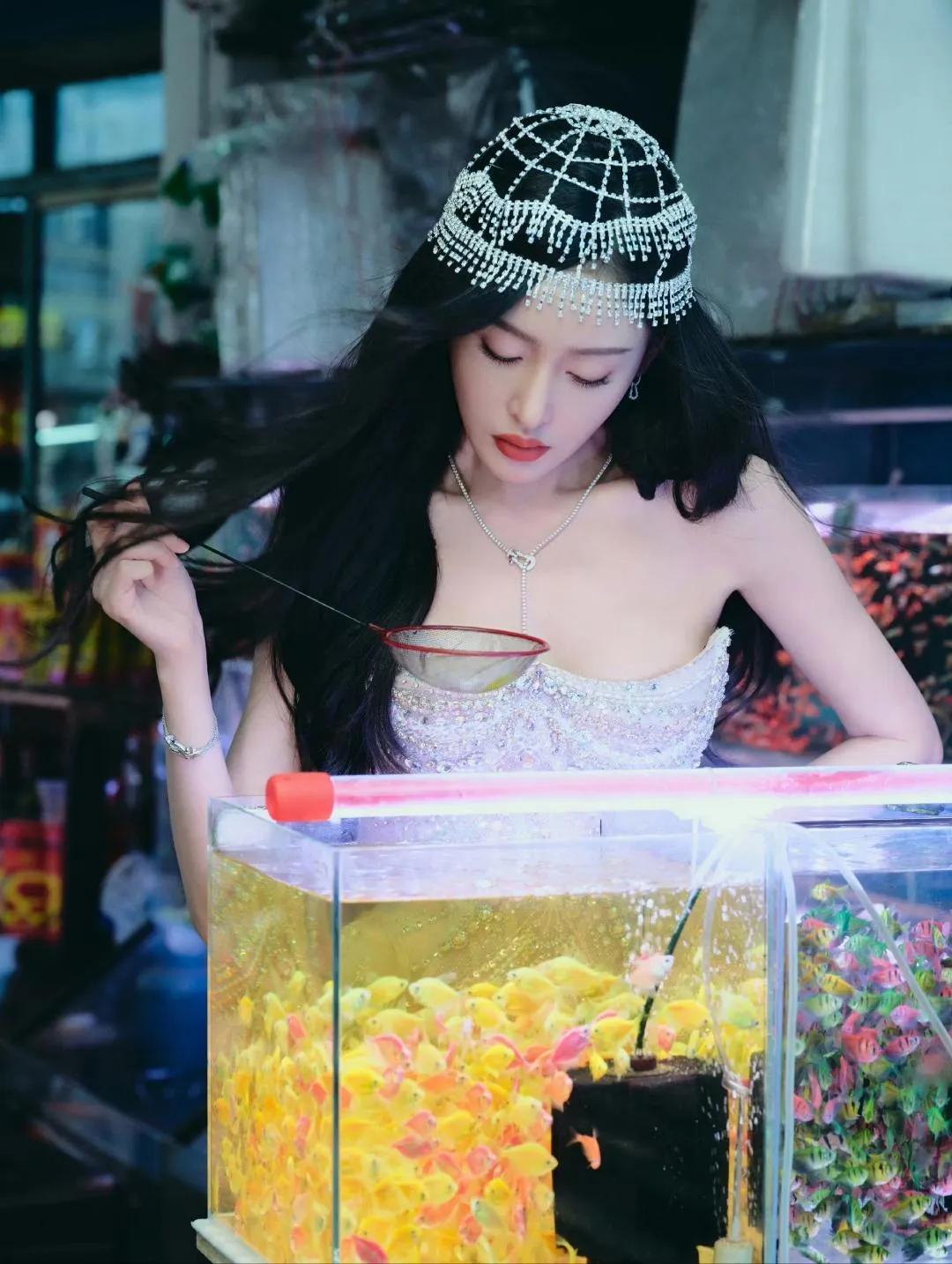 张天爱好会拍，闹市两种风格碰撞，反差感十足吸睛。