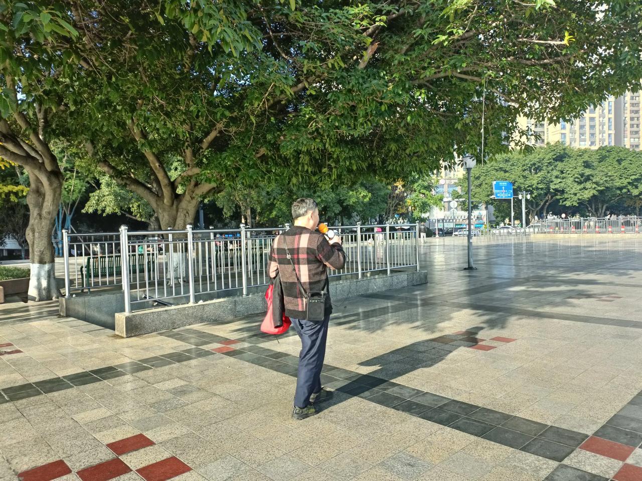 “自娱自乐”亦是乐事！绵阳滨江广场上，有一位头发花白的大爷，腰上斜挎着小功放，手