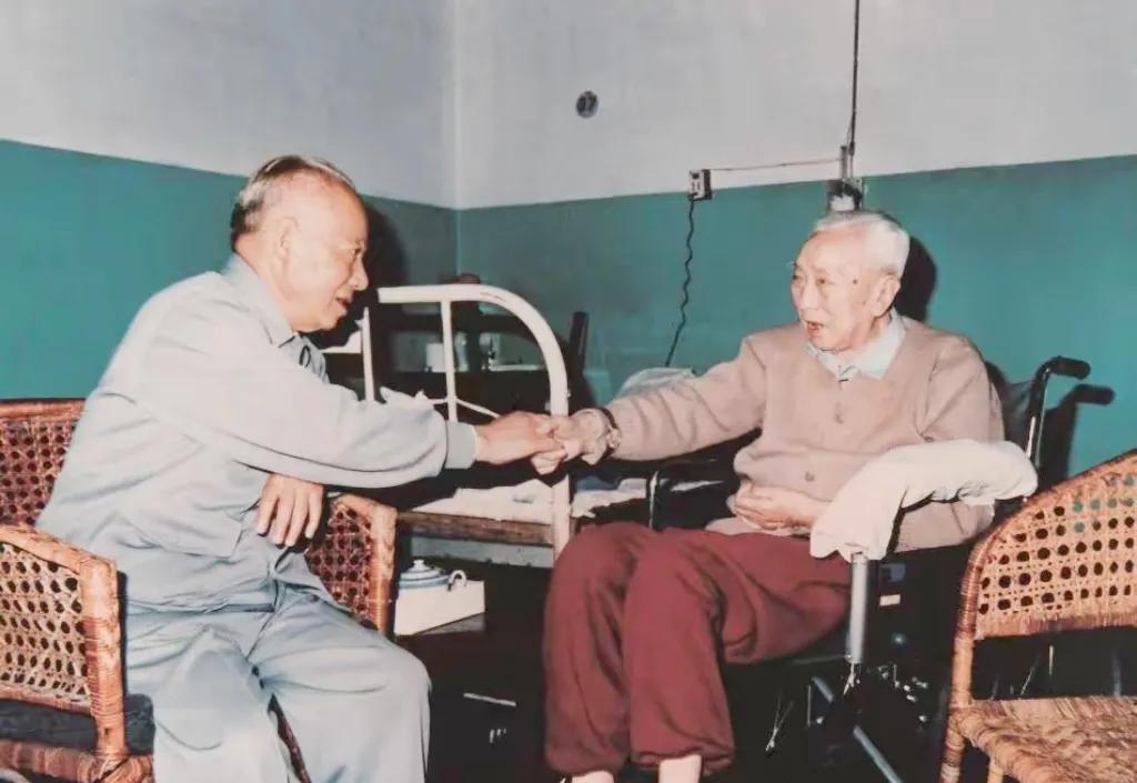 1990年，已离休的陈丕显（左）专程赴南昌探望老战友方志纯（右）。

两位白发老