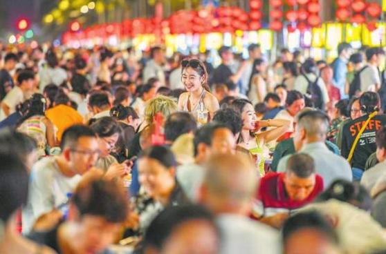 同样跻身全国经济头部阵营，广东与江浙沪的夜间风貌却有着天壤之别，广东 22 点到