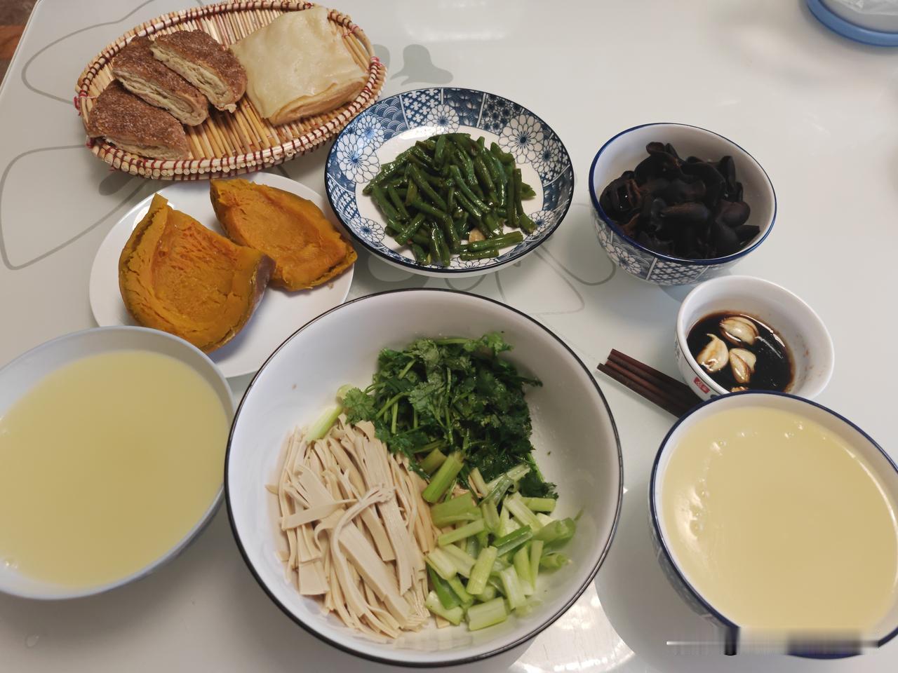我和老公的晚餐分享～
对于无肉不欢的老公来说，接下来的饮食生活要以清淡为主了。