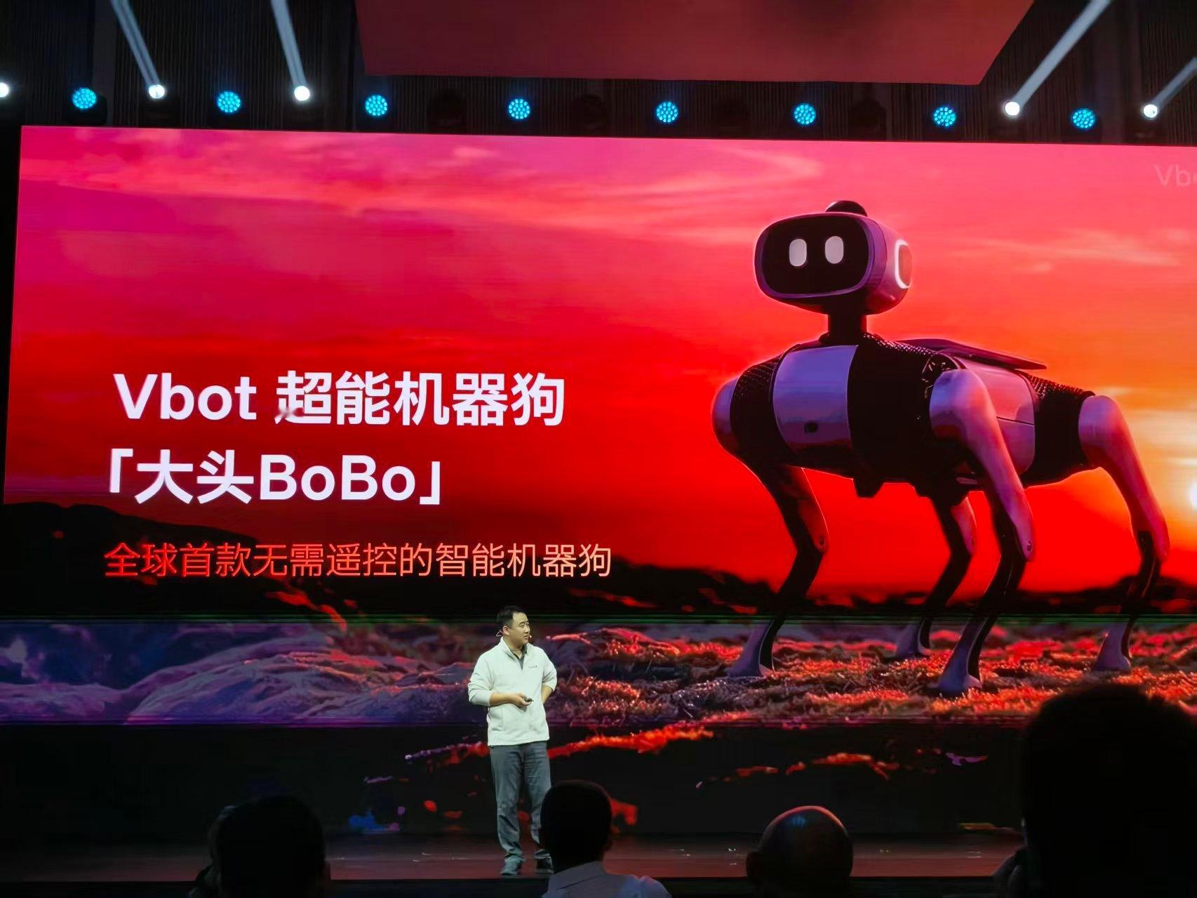 维他动力的首款机器狗产品——叫做「大头BoBo」，预计圣诞节前开始预售。大家来猜