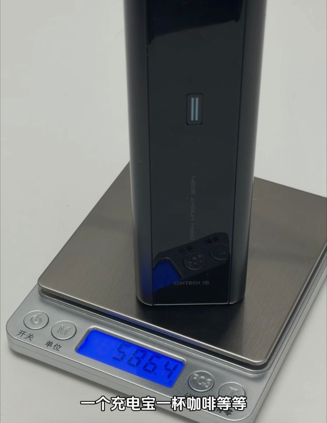仅439克的平板有多轻10英寸平板将近两个苹果重 10英寸的屏幕做到这个分量，拿