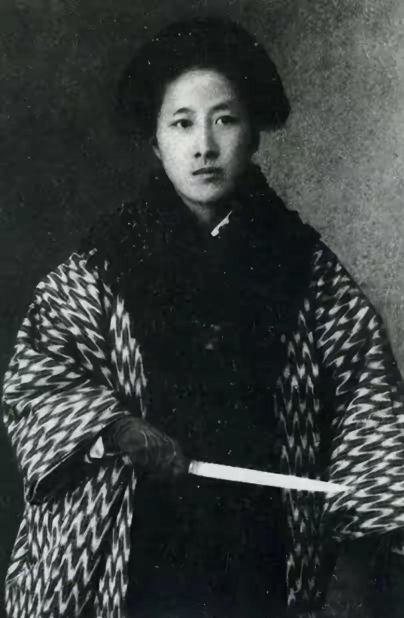 鉴湖女侠秋瑾牺牲时无人敢收尸，儿女被悄悄收养，谁料儿子后来竟富可敌国！
 
清廷