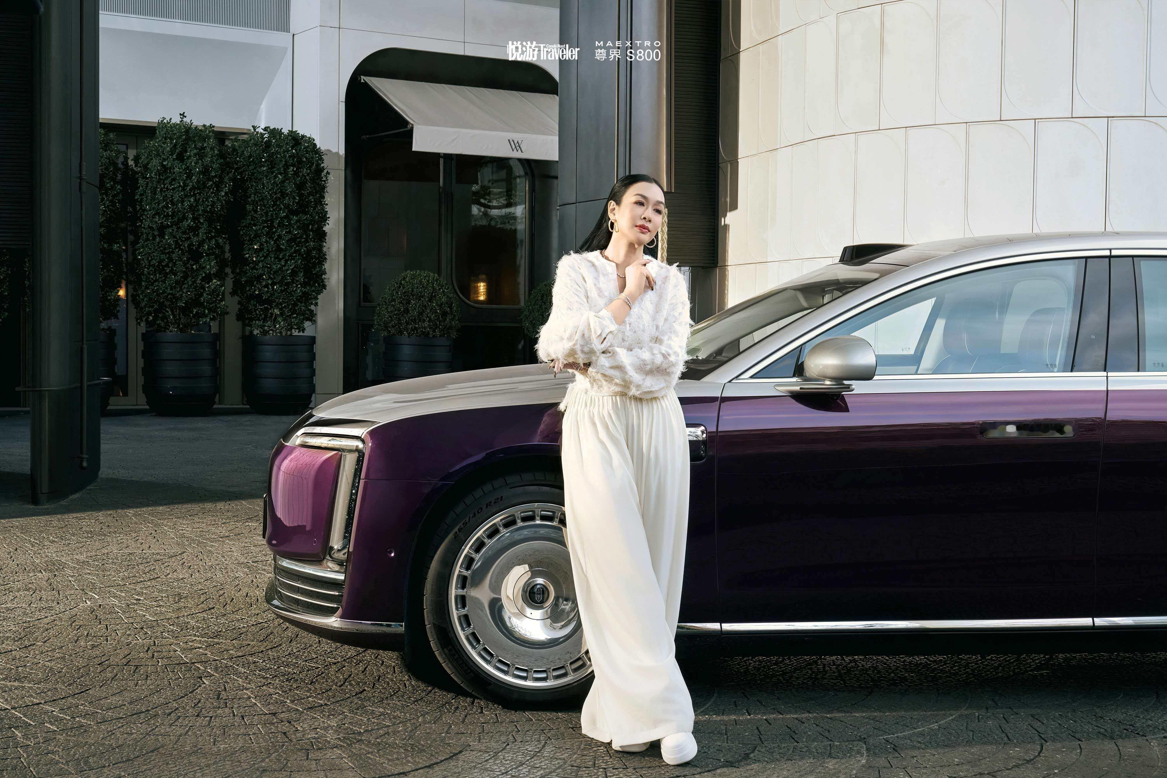 钟丽缇现身上海前滩华尔道夫酒店，55岁的她状态极佳，练舞时活力满满，尽显优雅。值