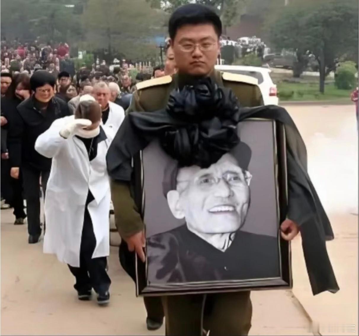 2005年，湖南衡阳，狼牙山五壮士中的葛振林老英雄病逝，终年88岁，葬礼上除了亲