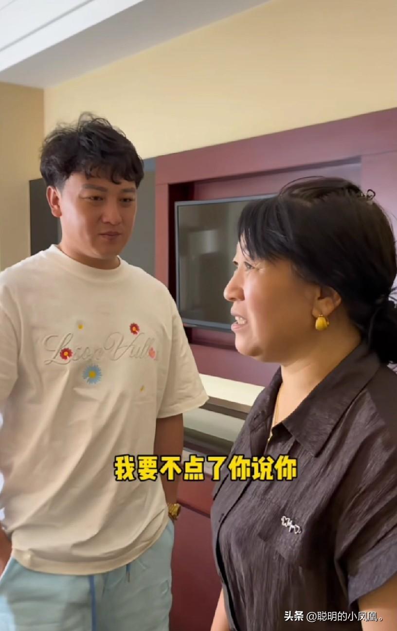 小故事！
    王金刚 发的视频让小喵看到了，小喵 气的在屋里呜呜的哭呢。喵妈