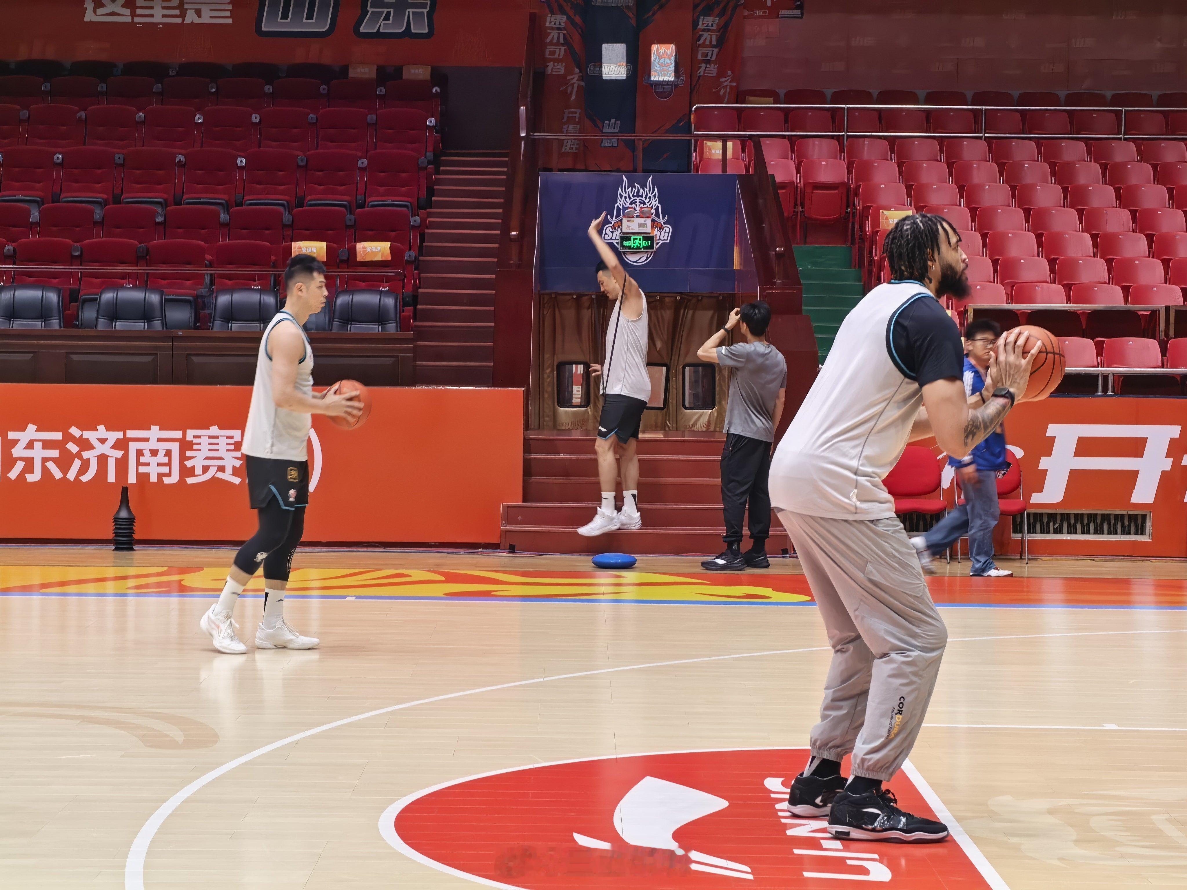 山东男篮vs北京男篮首钢踩场训练，一共14人，今晚赛后有潜力赛。山东这边克里斯复
