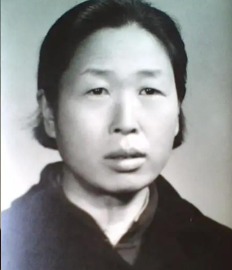 她曾担任原中组部副部长，阻碍平反工作，1977年中央免去职务，被调回：北京二七机