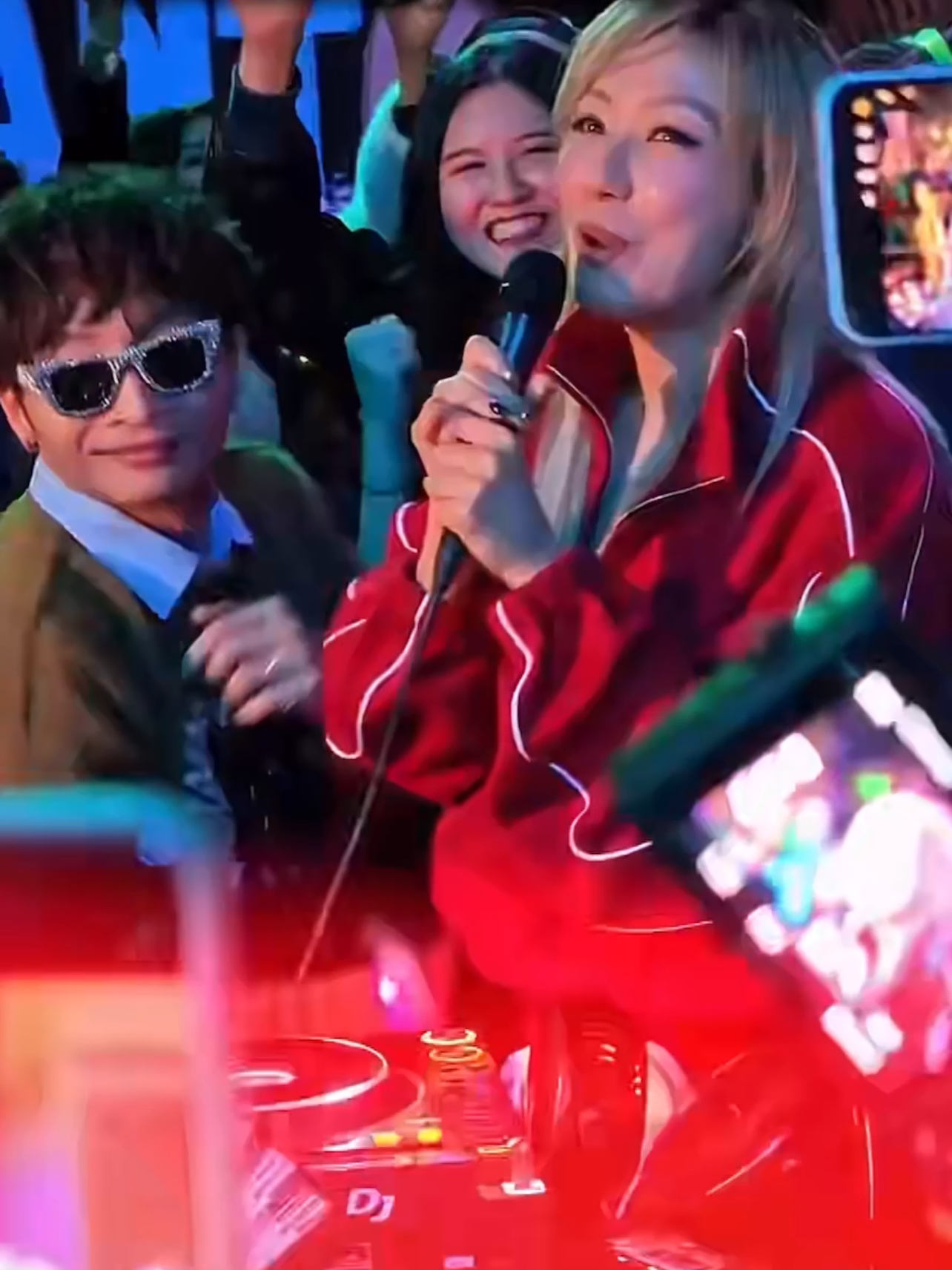 郑秀文又唱又跳活力四射，点燃气氛。郑秀文突袭夜场，穿着鲜红色运动套装现身，跳上D