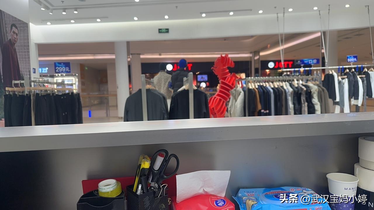 昨天在楼下正价店上了一天班，觉得有点累所以晚上去了妹妹那里，今天在楼上特卖上班！