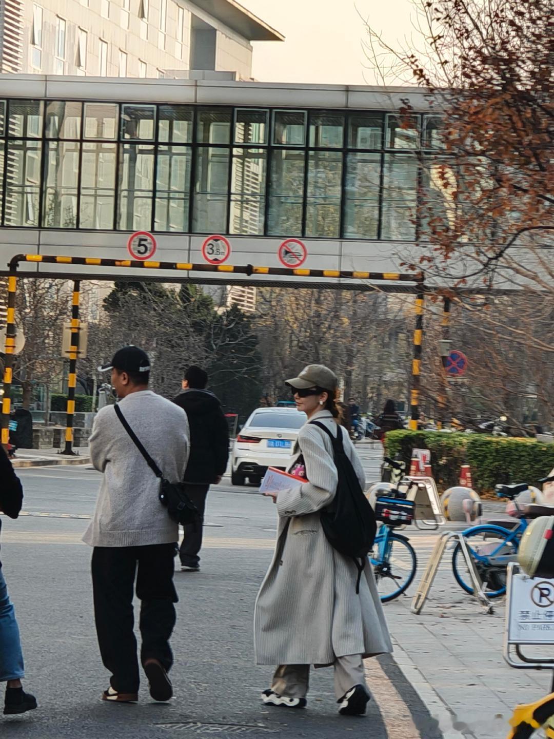 戚薇又在北大被偶遇上课了，想起之前她考试时戴着鸭舌帽认真答题的样子，姐是真把北大