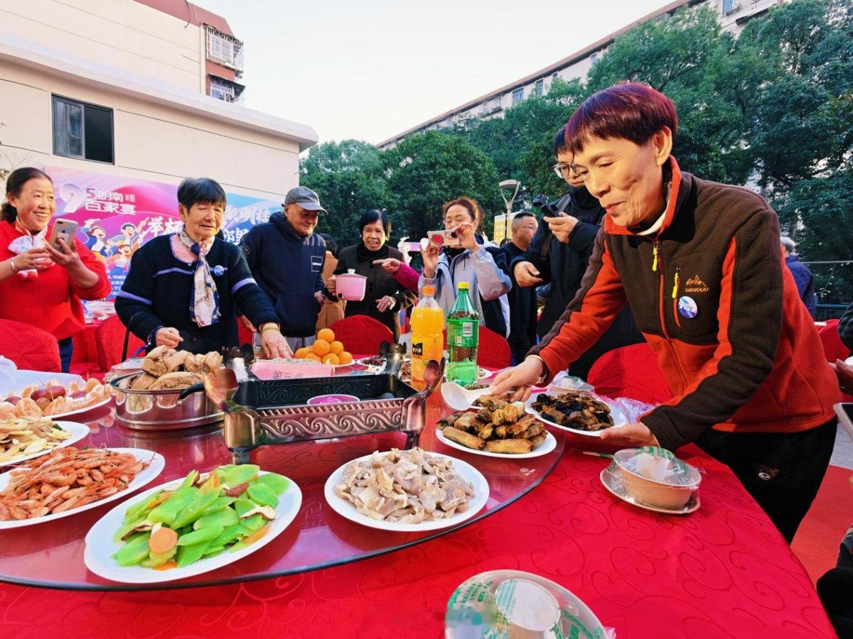 11月21日晚，宁波鄞州区明楼街道明南社区举办首届“邻里共富·95明南百家宴”，