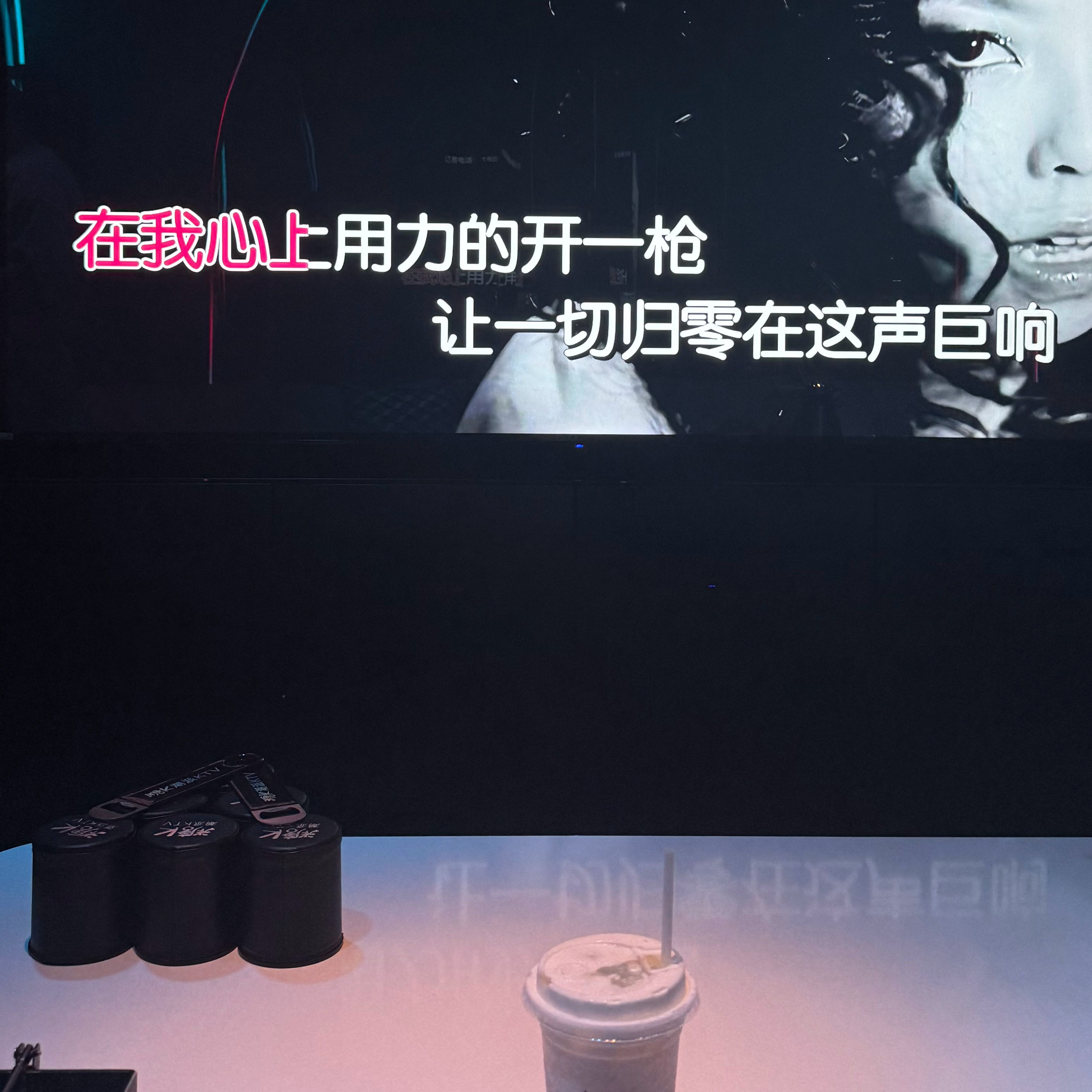 朋友：今天中元节我们真的要出门吗？我：难道我们平时就没撞鬼（人）吗？！ ​​​