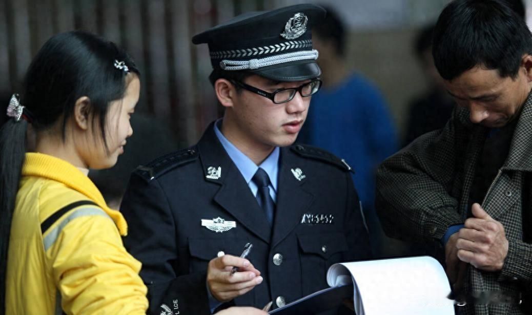 湖北一漂亮女子，在回娘家的路上，遇到一持刀歹徒，企图强奸她。女子假装顺从，示意男