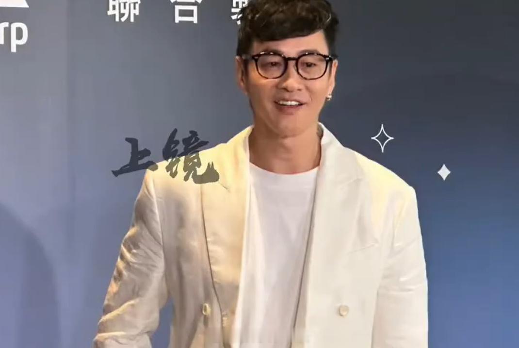 何润东称翻红后接到很多工作邀约何润东回应张凌赫粉底液将军 据台媒，15日，何润东