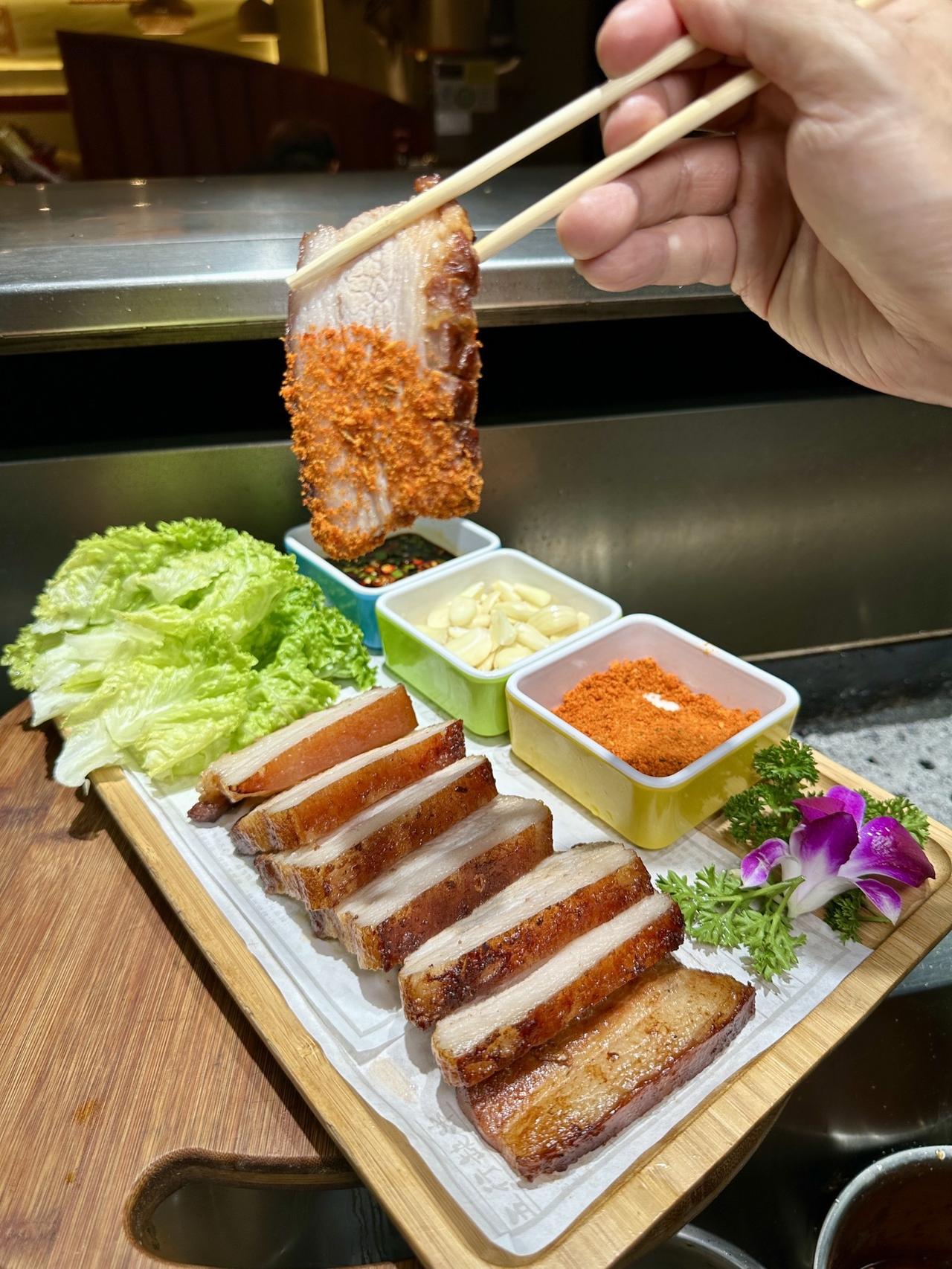 品酱香五花肉的制作关键在于肉质软糯、肥而不腻，通过浓郁的酱香口感提升风味。
制作