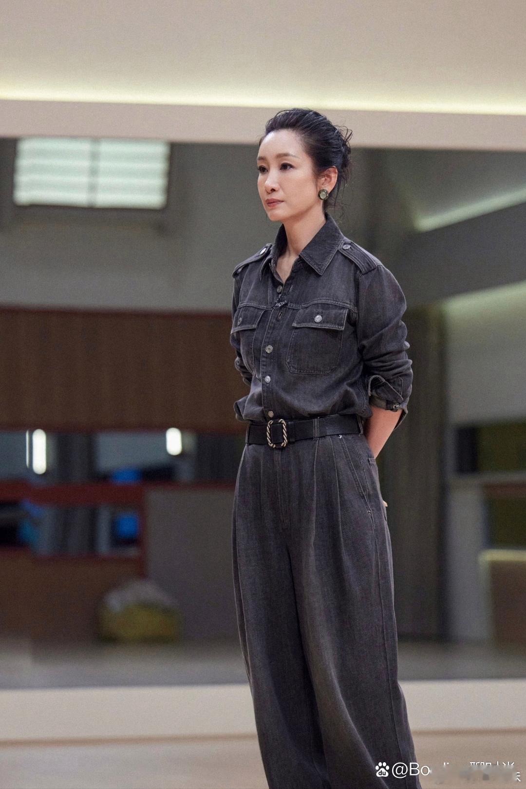 秦海璐漫步在现代艺术空间，沉静优雅，每一步都透露着从容不迫的气息。