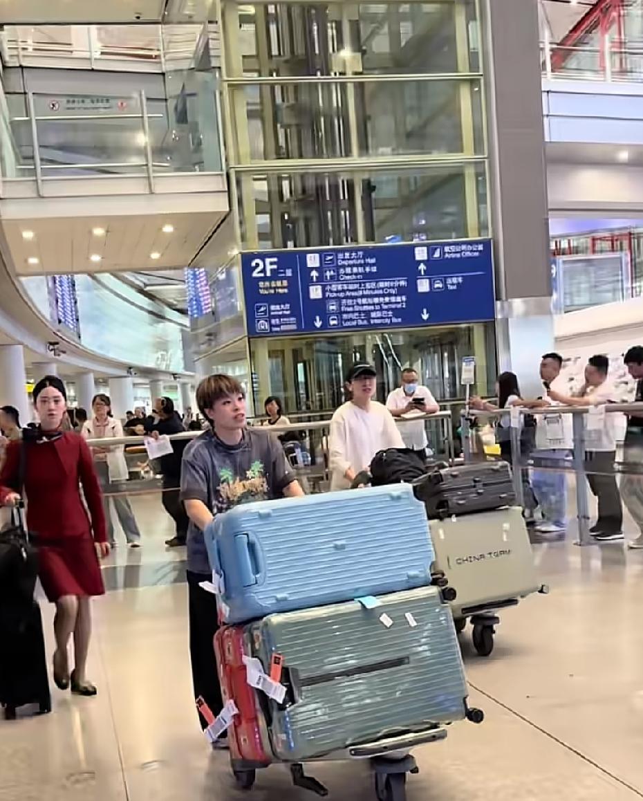 就喜欢迪哥和梁甜甜这样的
敦实！浑身有使不完的劲[可爱]
搞笑！都是国乒喜剧人