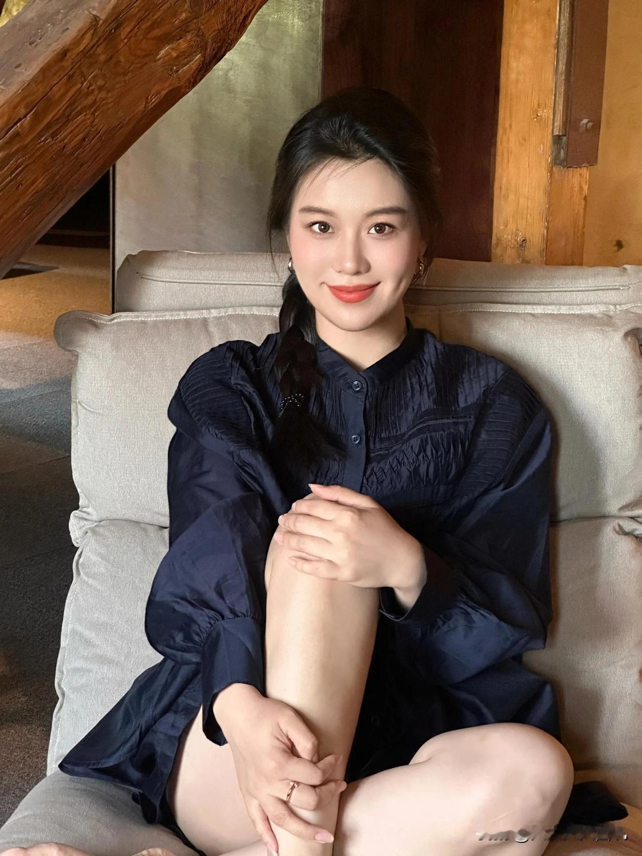 优雅与智慧：气质美女室内摄影（321）