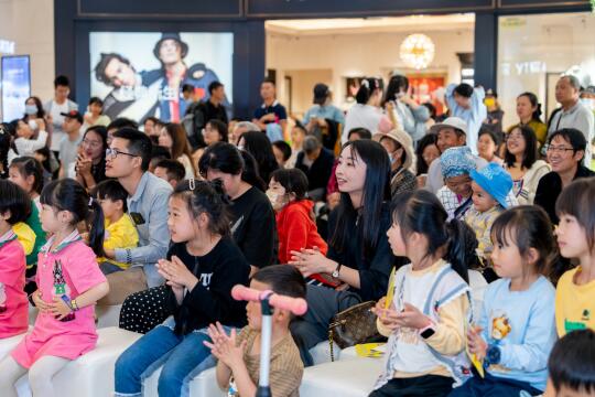 昆明五一遛娃神操作！这出大戏让娃秒变戏迷