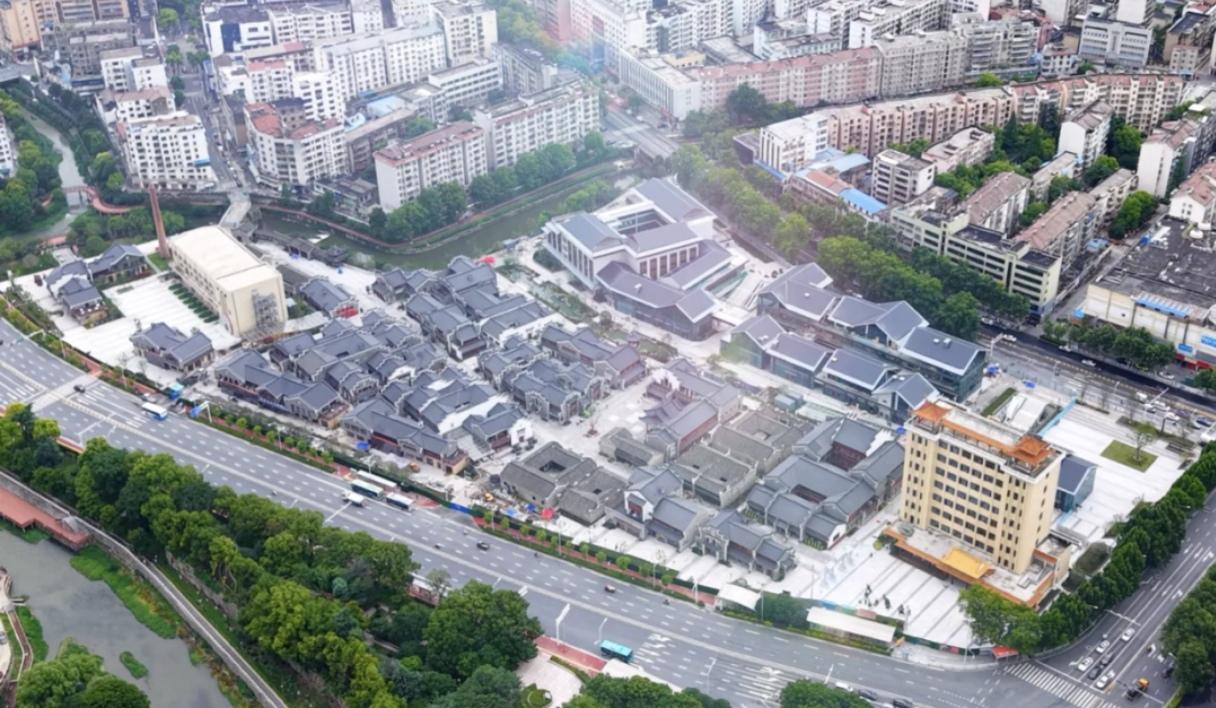 千年古街荆门民主街，
旧貌换新颜重铸荆门烟火气，
解锁荆门消费新流量密钥。