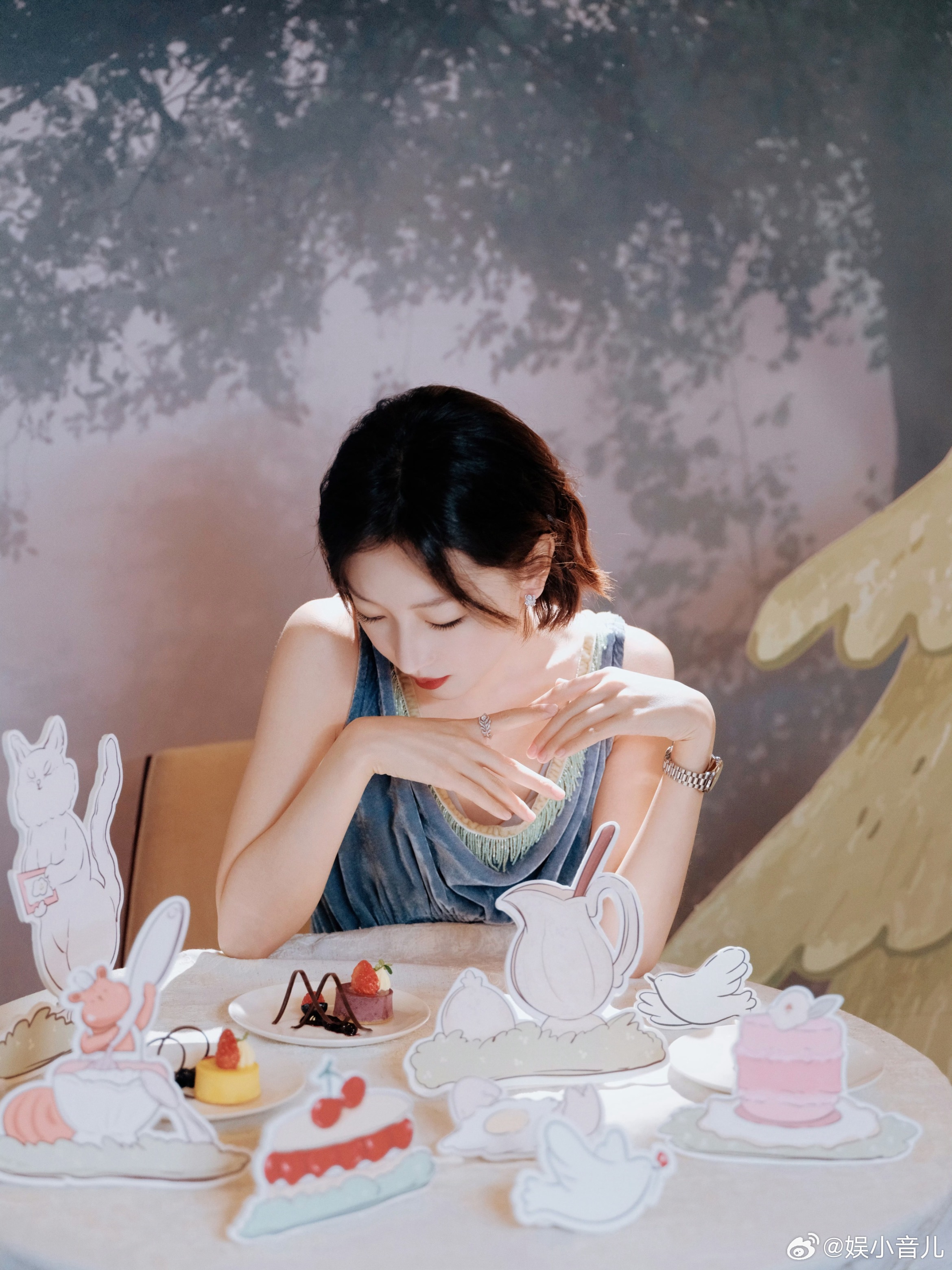 周冬雨穿自己淘的裙子走红毯 周冬雨穿自己淘的裙子走红毯不按套路出牌，但效果居然不