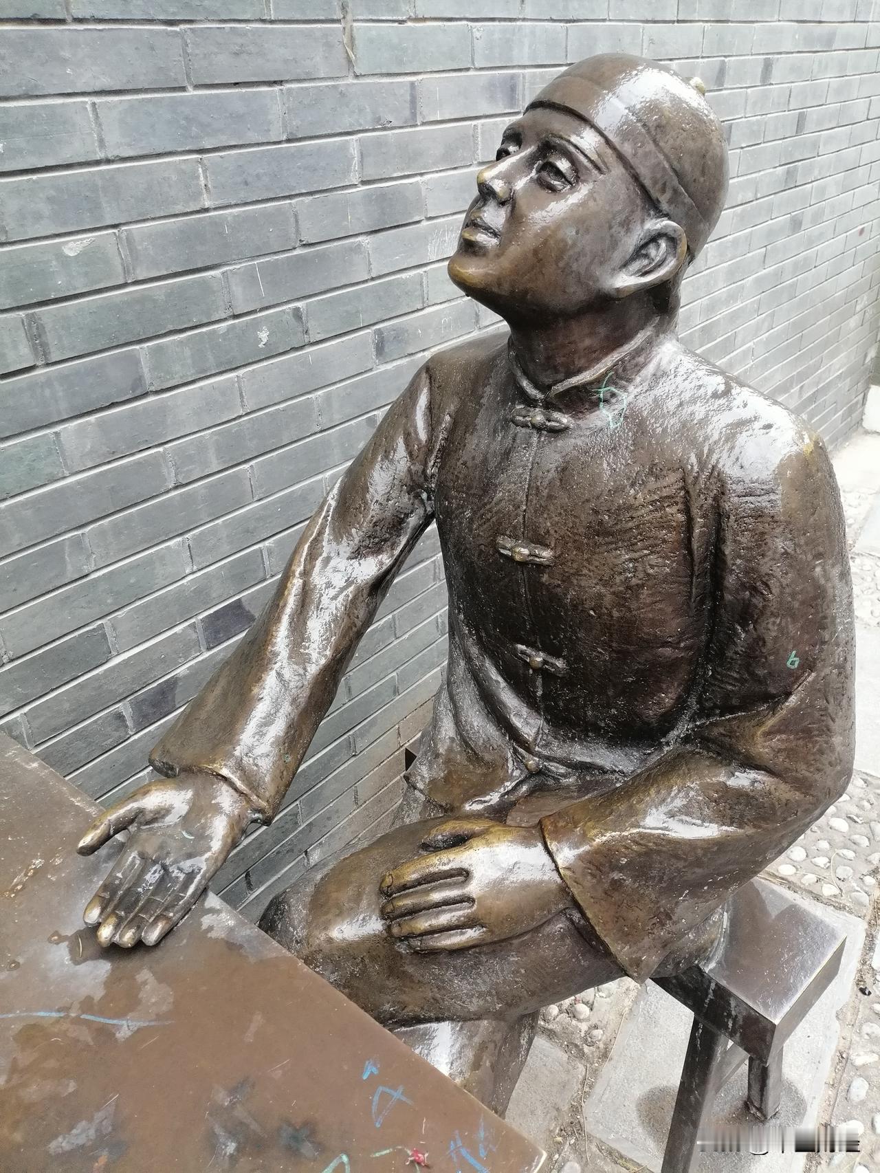 “老板娘，来壶茶！”一位客人高声喊道。
老板娘赶忙回应：“来啦！”
瞧瞧这场景，