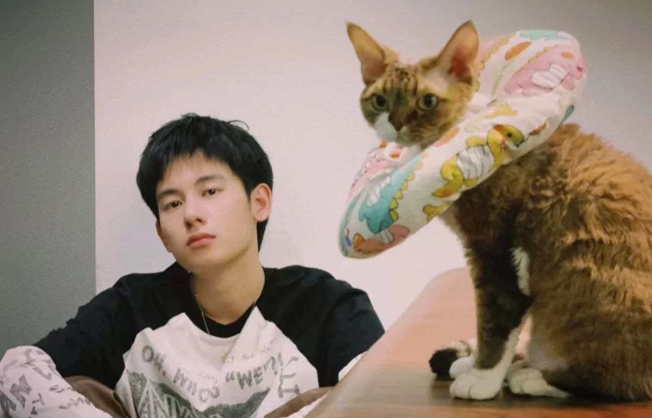 胡先煦 我有一儿一女两只猫 猫猫那么可爱，当然可以当孩子养了，以胡先煦的年纪一儿